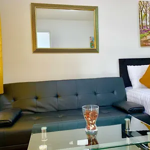  Apartment 3 Bedrooms, 3 Baths, Spacious Lounge, Full Kitchen, Garden, Ground Floor, Free Parking